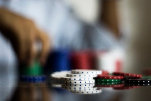 https://www.reddit.com/r/poker/comments/1u1u4xa/when_to_move_up_stake/ - 【资金管理】从4NL升到10NL的三大决策点：一位玩家6000手牌后的真实思考