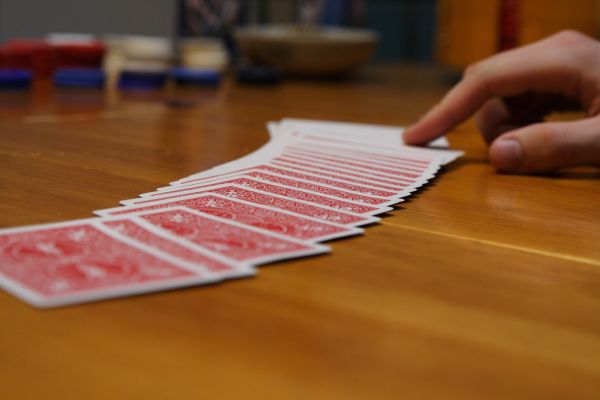 https://www.reddit.com/r/poker/comments/1twv3u2/i_sat_behind_someone_playing_poker_and_it_was_a/ - 旁观德州扑克牌局为何让人如坐针毡?心理与策略的双重解