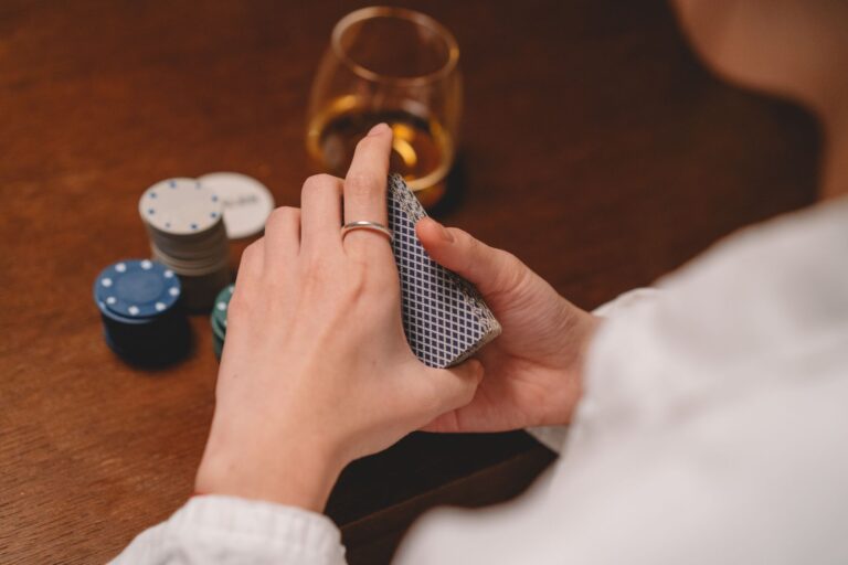 全球扑克资讯速览：从WSOP到线上赛事的策略启示