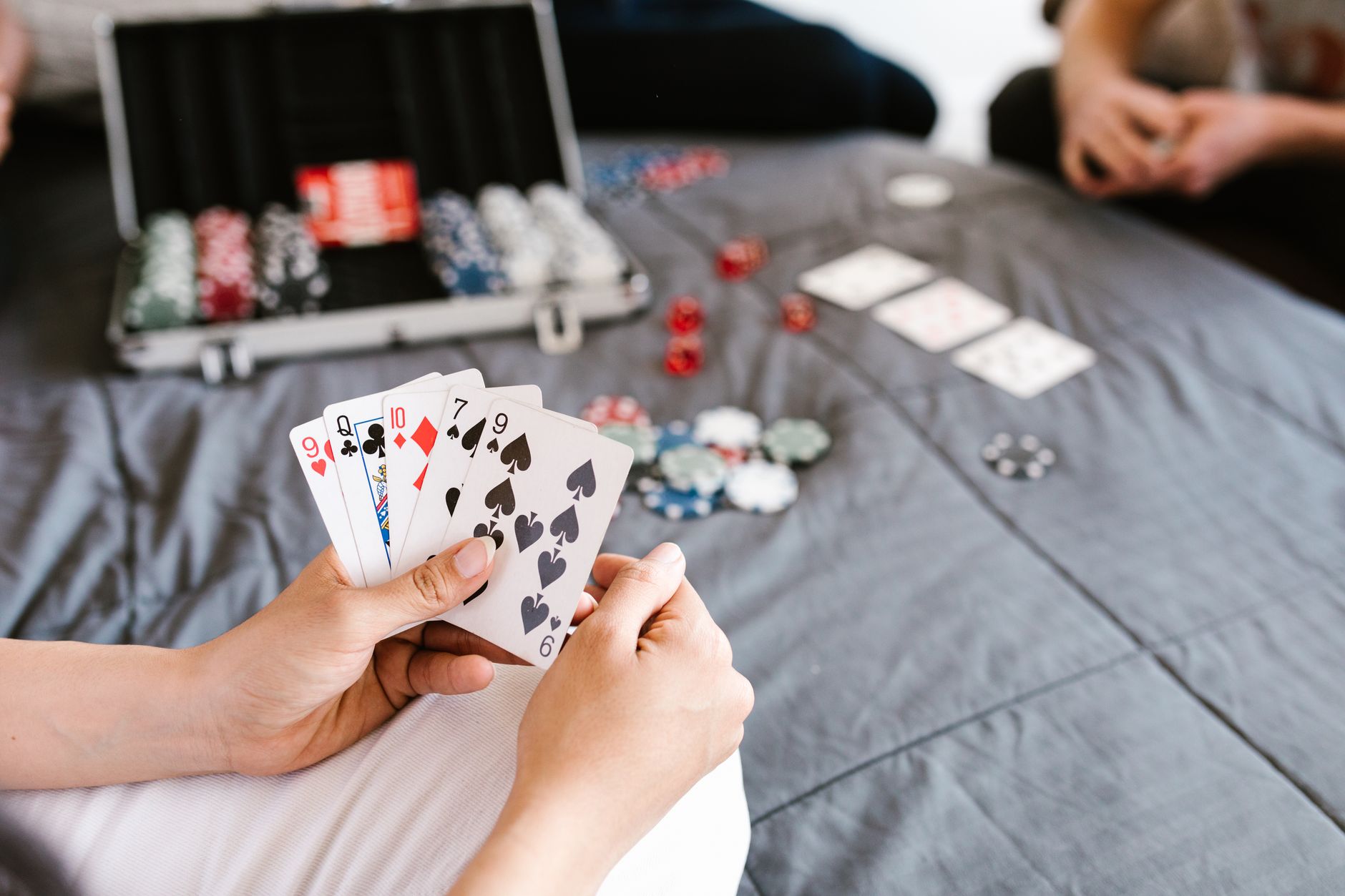 全球扑克资讯速览：从WSOP到线上赛事的策略启示（要点图解）