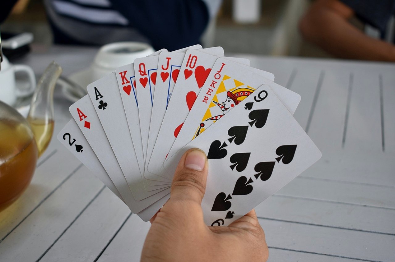 【实战解析】JJ中三条，转牌该加注吗？一手牌的时间管理与决策优化